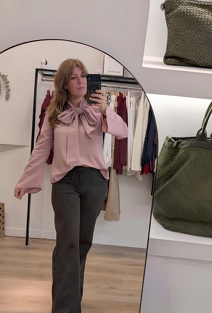 Blusa Romántica con Lazada y Estampado Micro-Dot